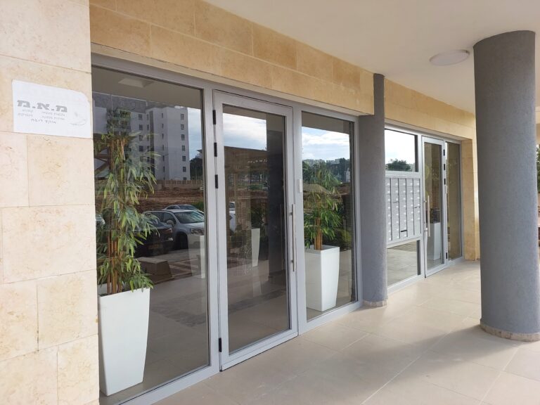 עבודות אלומיניום לדלתות כניסה לבניינים