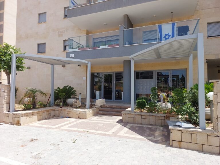 עבודות אלומיניום כניסה לבנייין