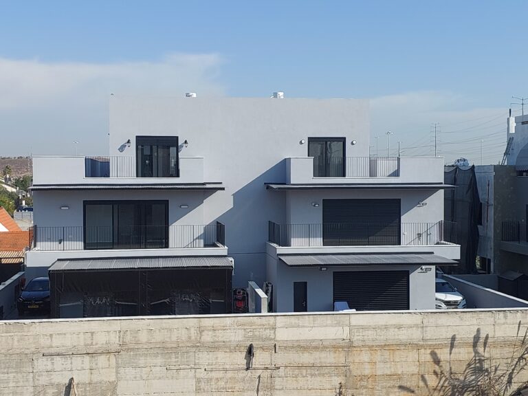 עבודות אלומיניום מרפסות עם טריסים חשמליים