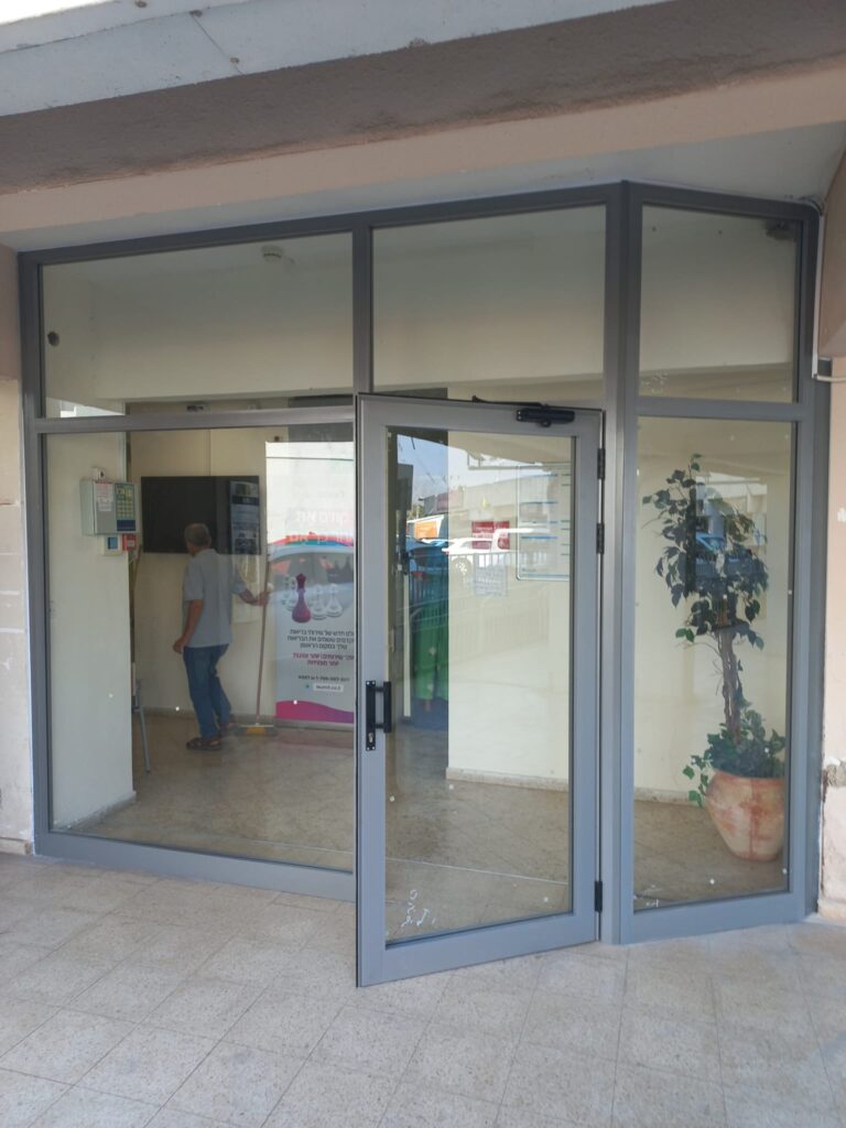 עבודות אלומיניום כניסה לבניינים