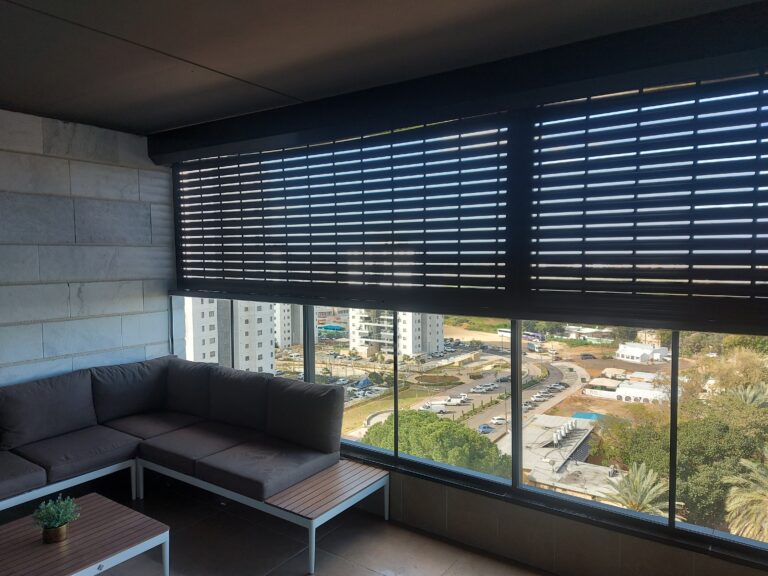 עבודות אלומיניום סגירת מרפסות עם טריסים