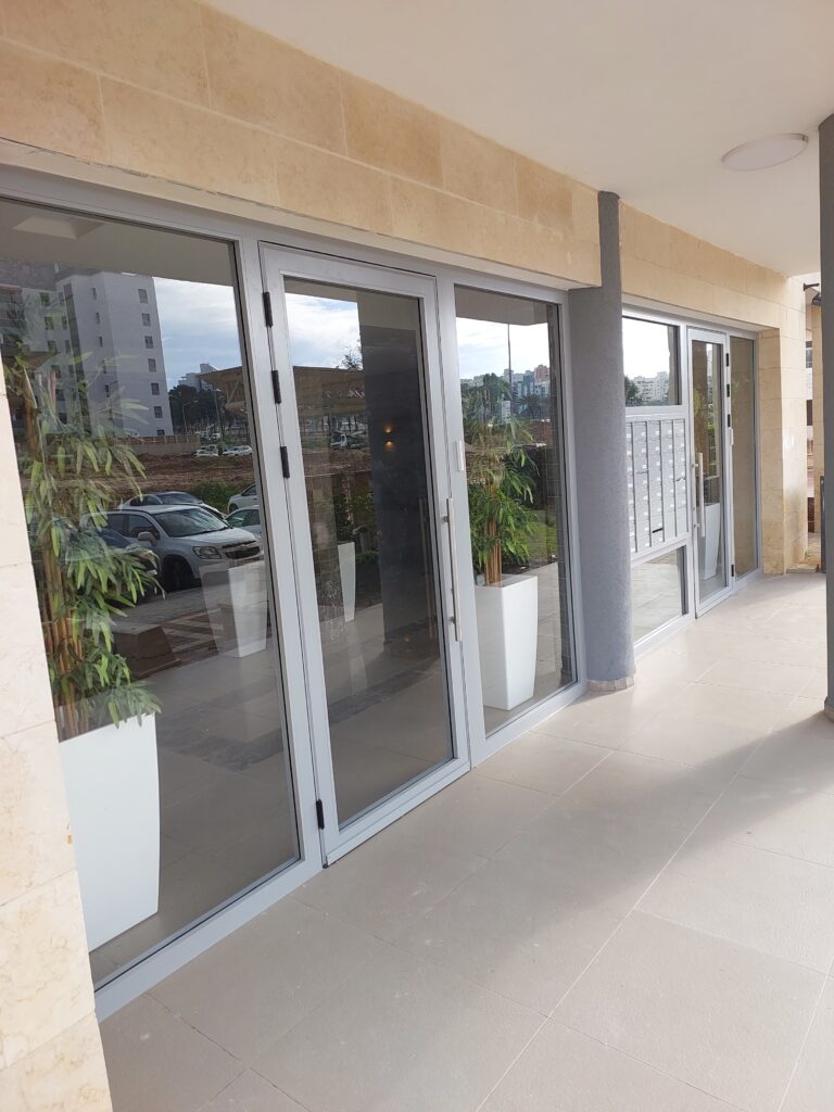 עבודות אלומיניום לכניסות לבניינים